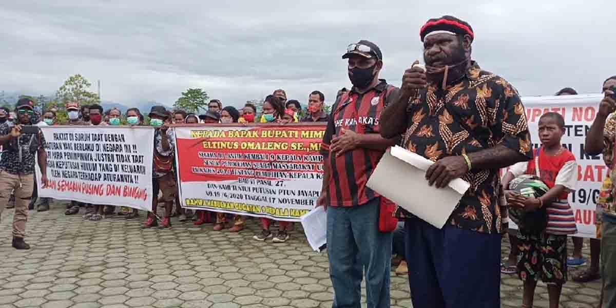 Sembilan kepala kampung terpilih pada Desember 2019 lalu bersama puluhan warganya berunjuk rasa di Kantor Bupati Mimika, Senin (1/2/2021). Foto: Salmawati Bakri